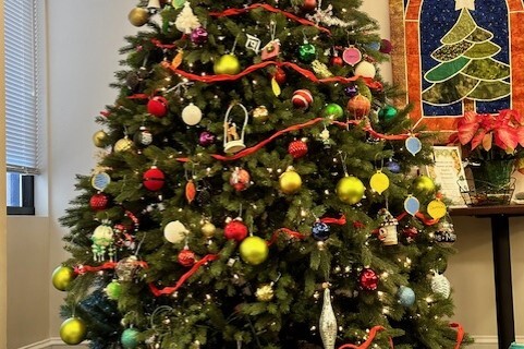 a decorated Christmas tree with gifts underneath