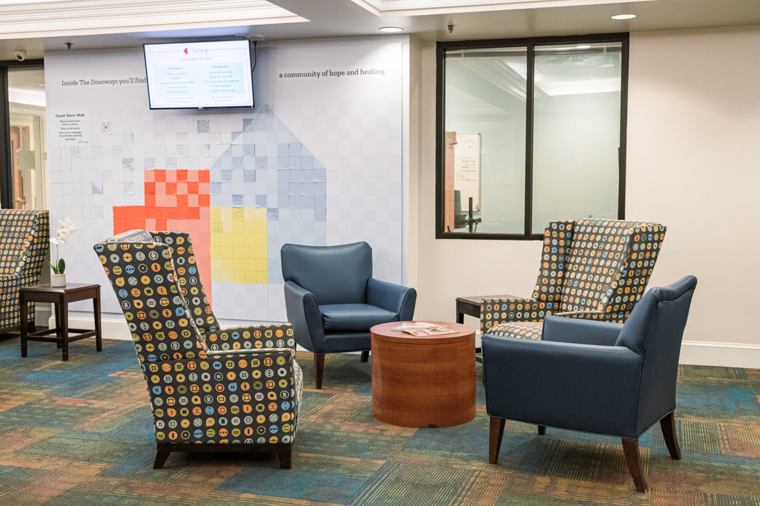 4 chairs are situated around a table in a lobby